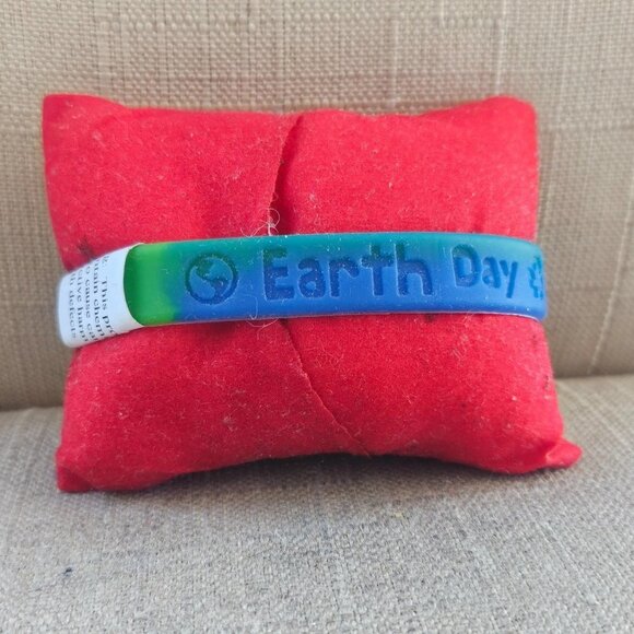 Earth Day Bracelet Blue/Green Rubber Stretched Unisex Wrist Band NWT Unbranded - Picture 6 of 9